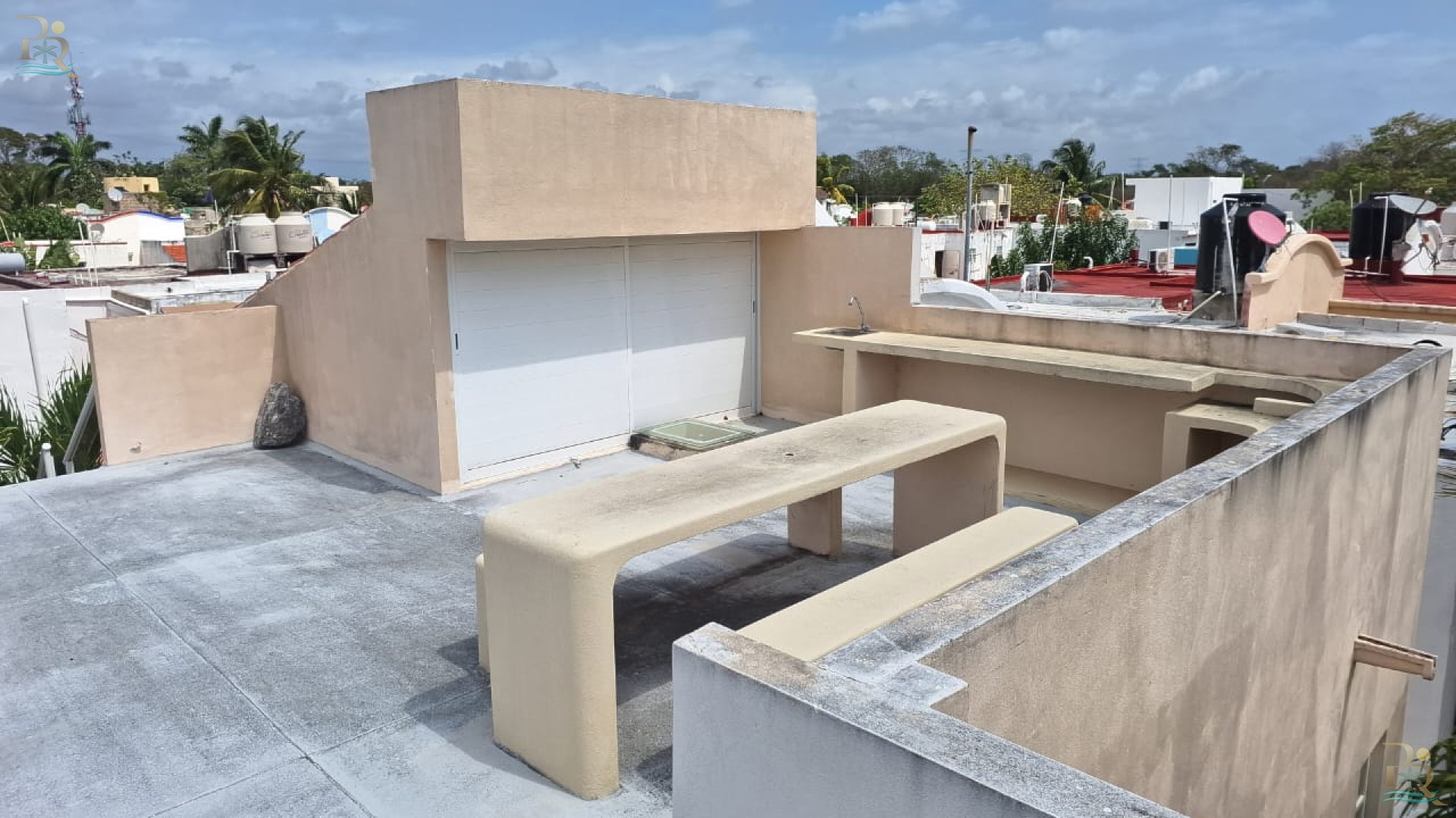 Property gallery HOUSE WALKING TO THE BEACH