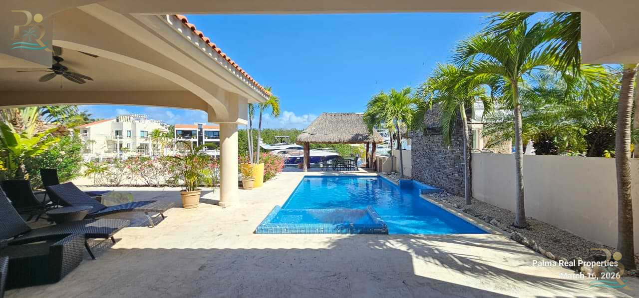 Property gallery "Waterfront Mansion with Private Dock & 5 Luxury Suites."