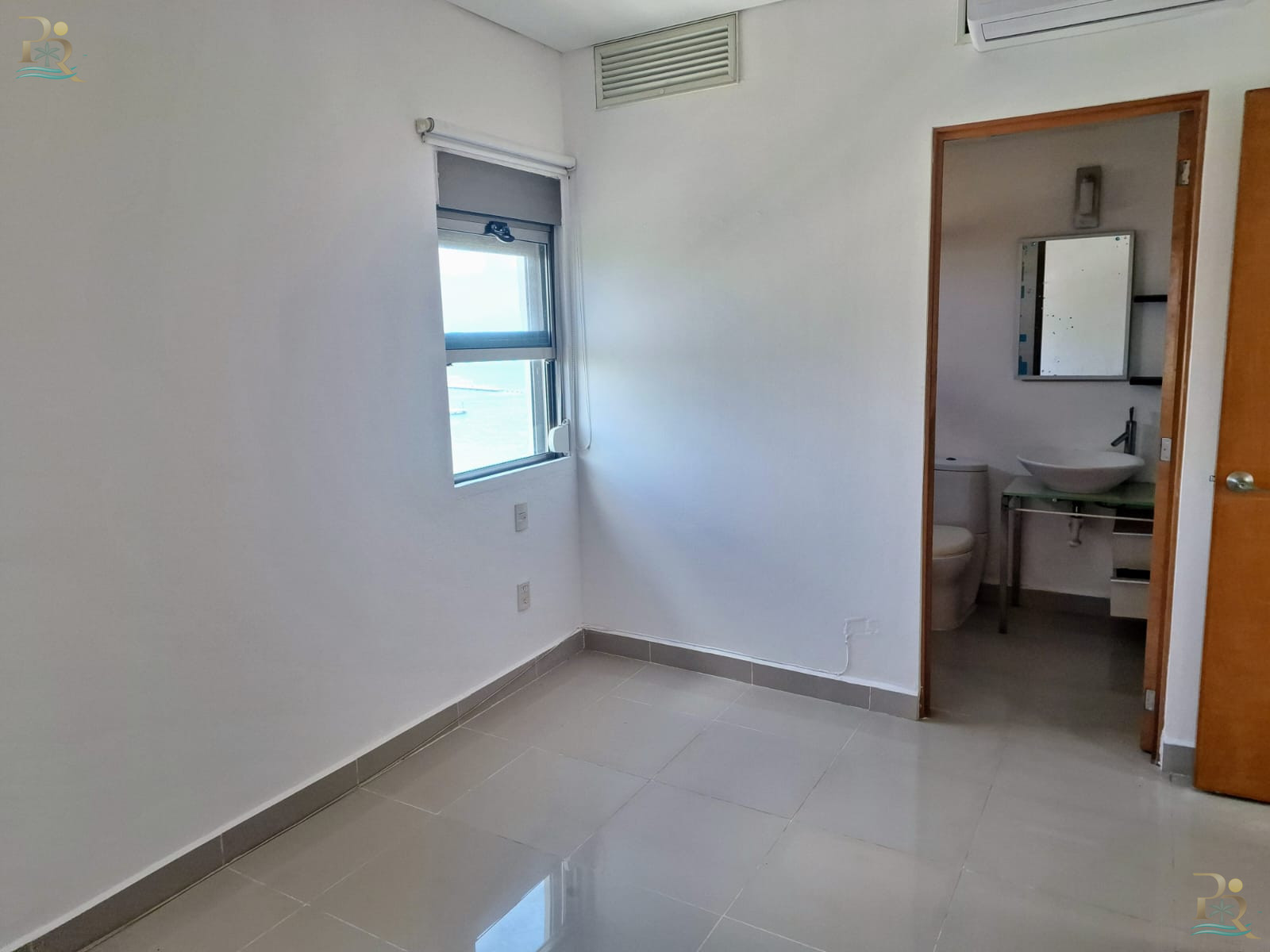 Property gallery SPECTACULAR BEACHFRONT PENTHOUSE