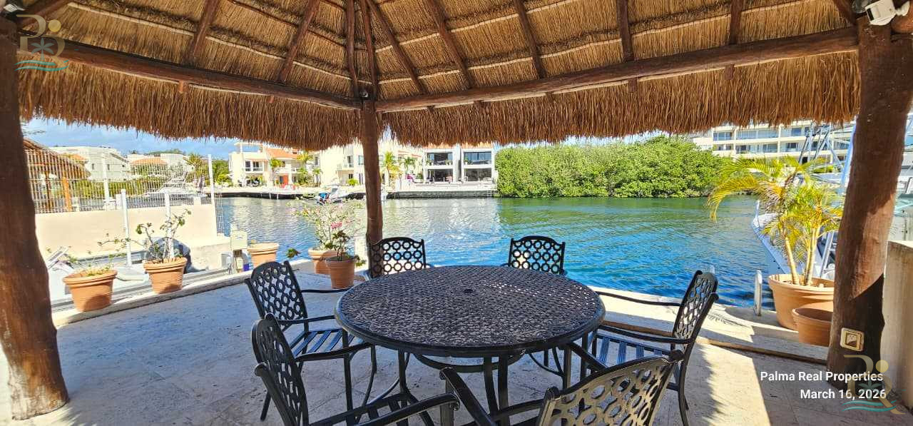 Property gallery "Waterfront Mansion with Private Dock & 5 Luxury Suites."