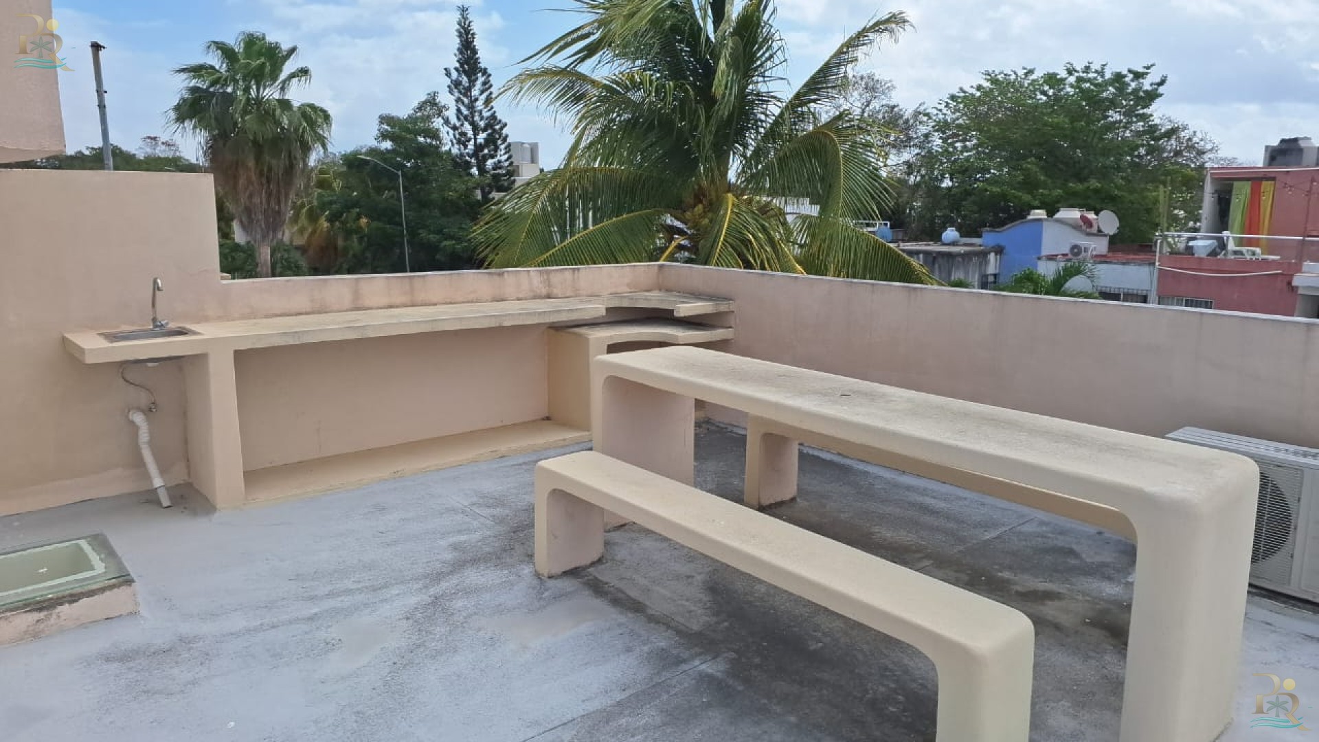 Property gallery HOUSE WALKING TO THE BEACH