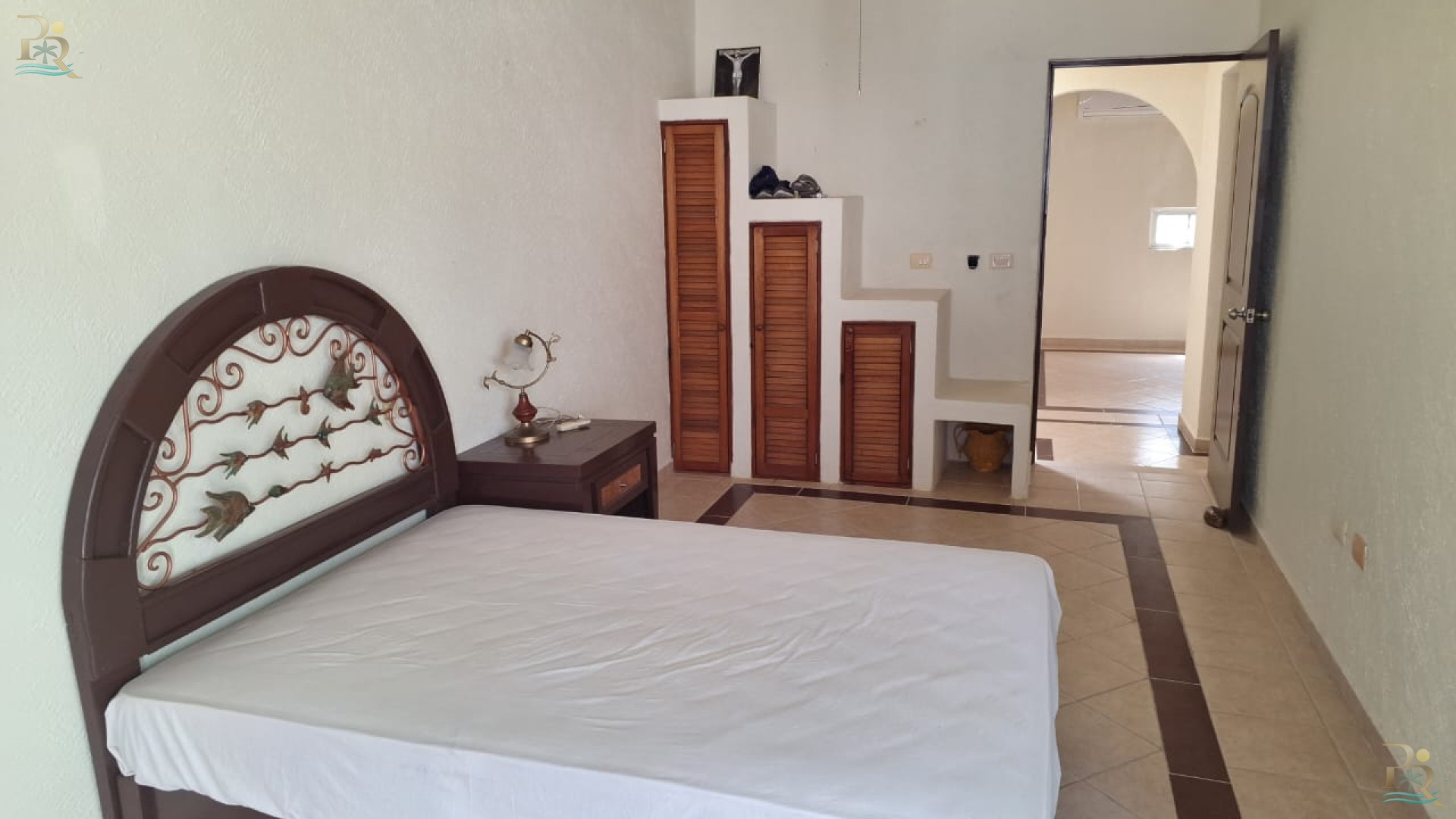 Property gallery HOUSE WALKING TO THE BEACH