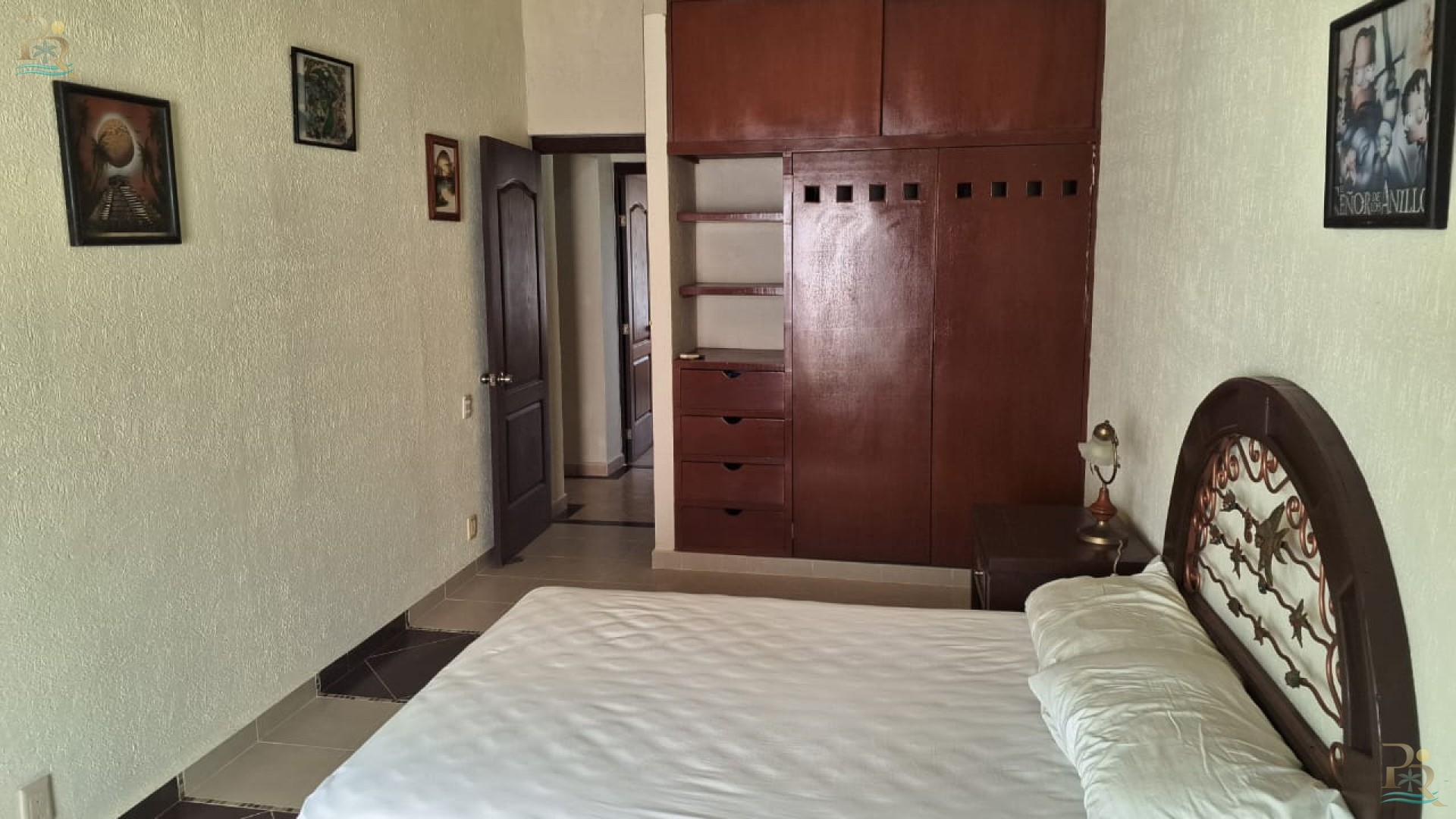 Property gallery HOUSE WALKING TO THE BEACH