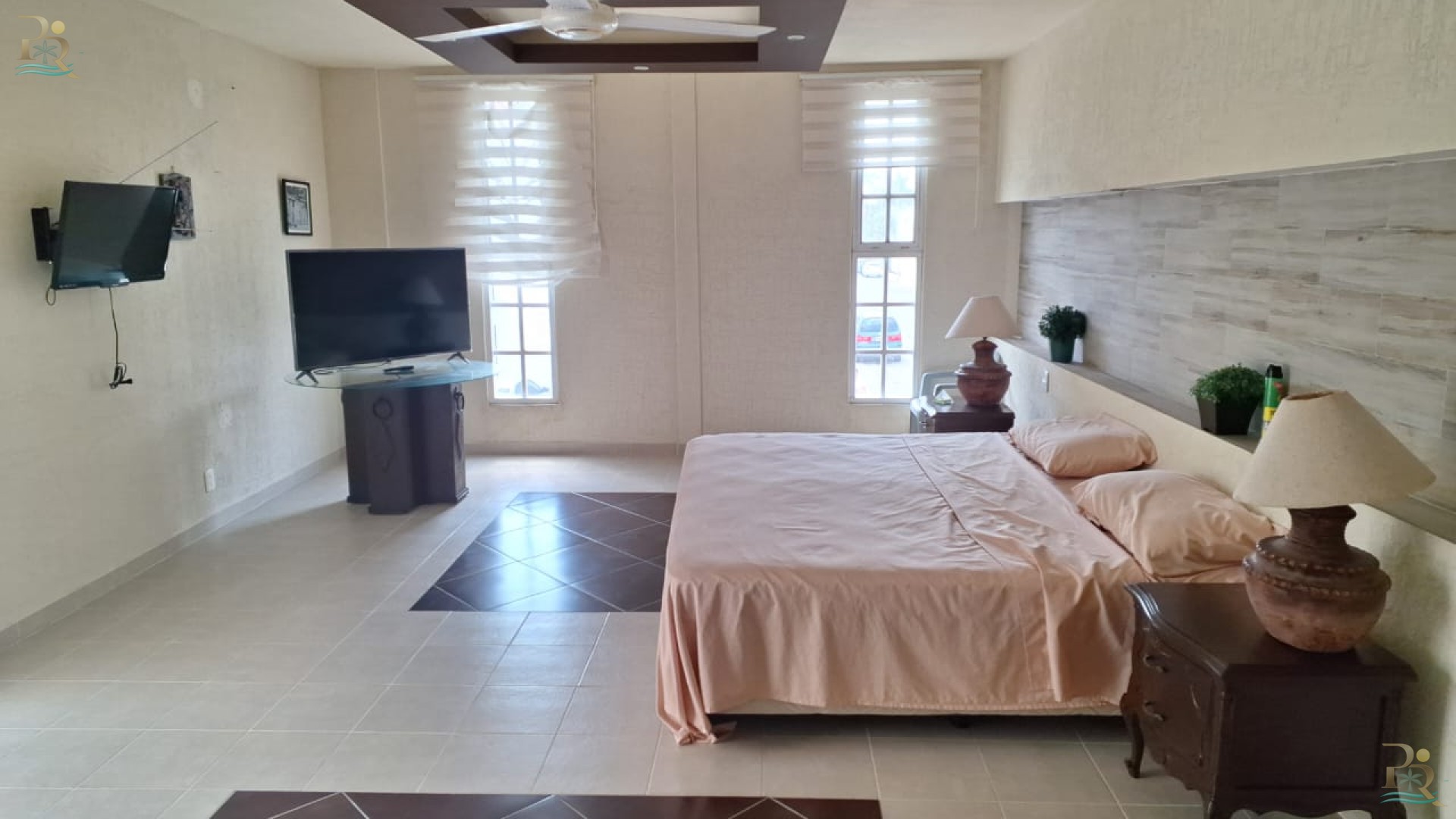 Property gallery HOUSE WALKING TO THE BEACH