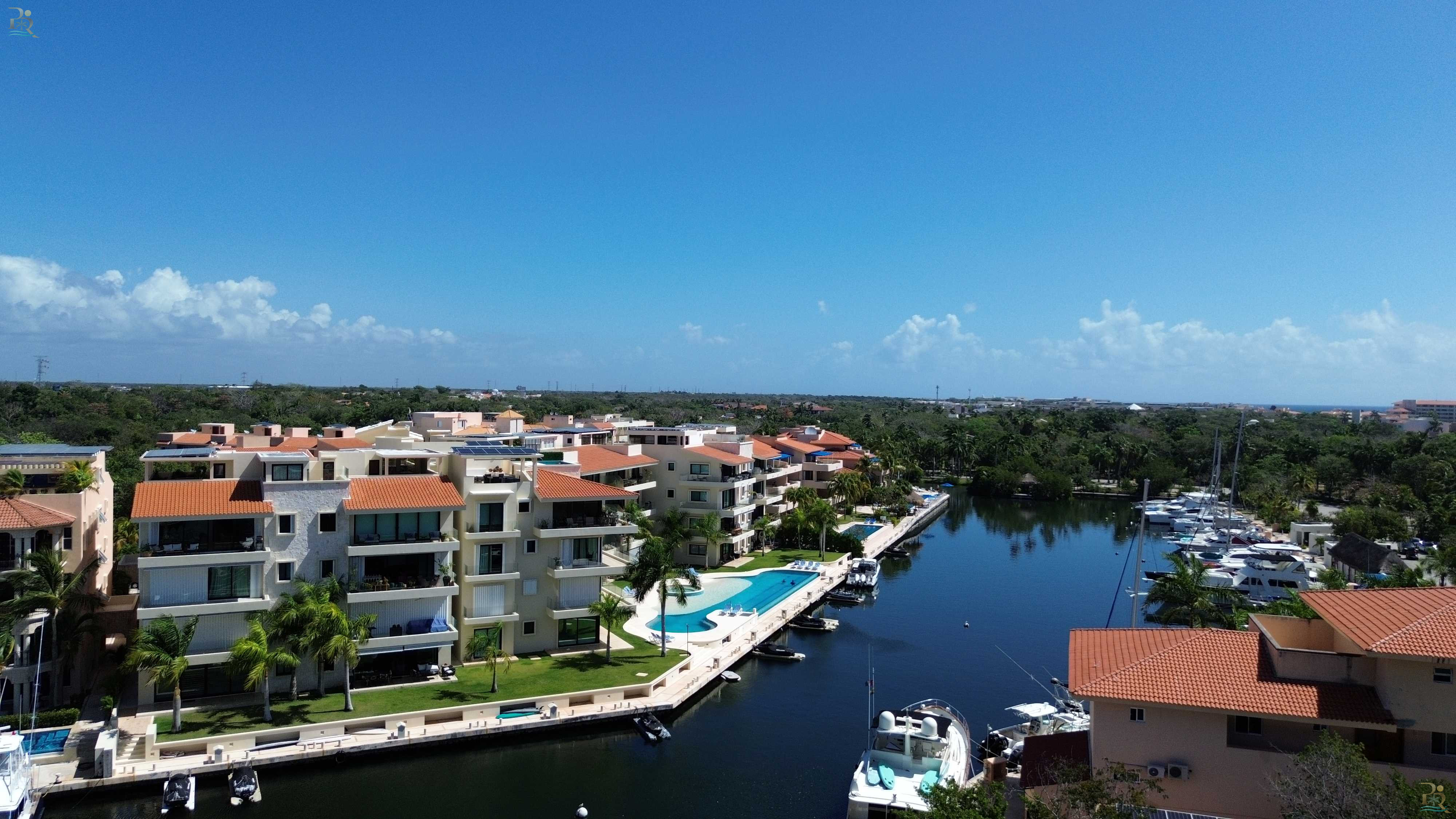 Property gallery "Waterfront Mansion with Private Dock & 5 Luxury Suites."