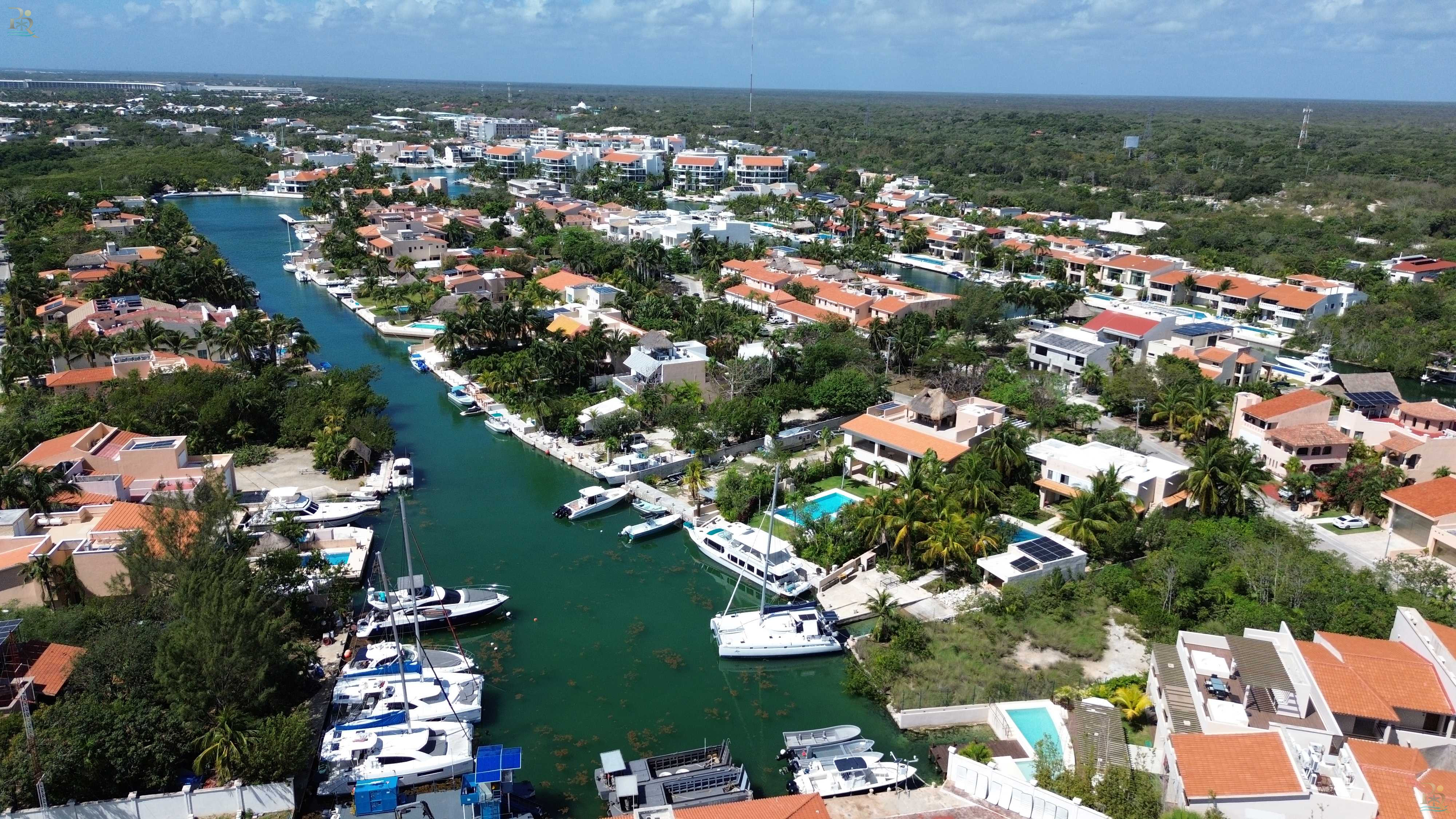 Property gallery "Waterfront Mansion with Private Dock & 5 Luxury Suites."