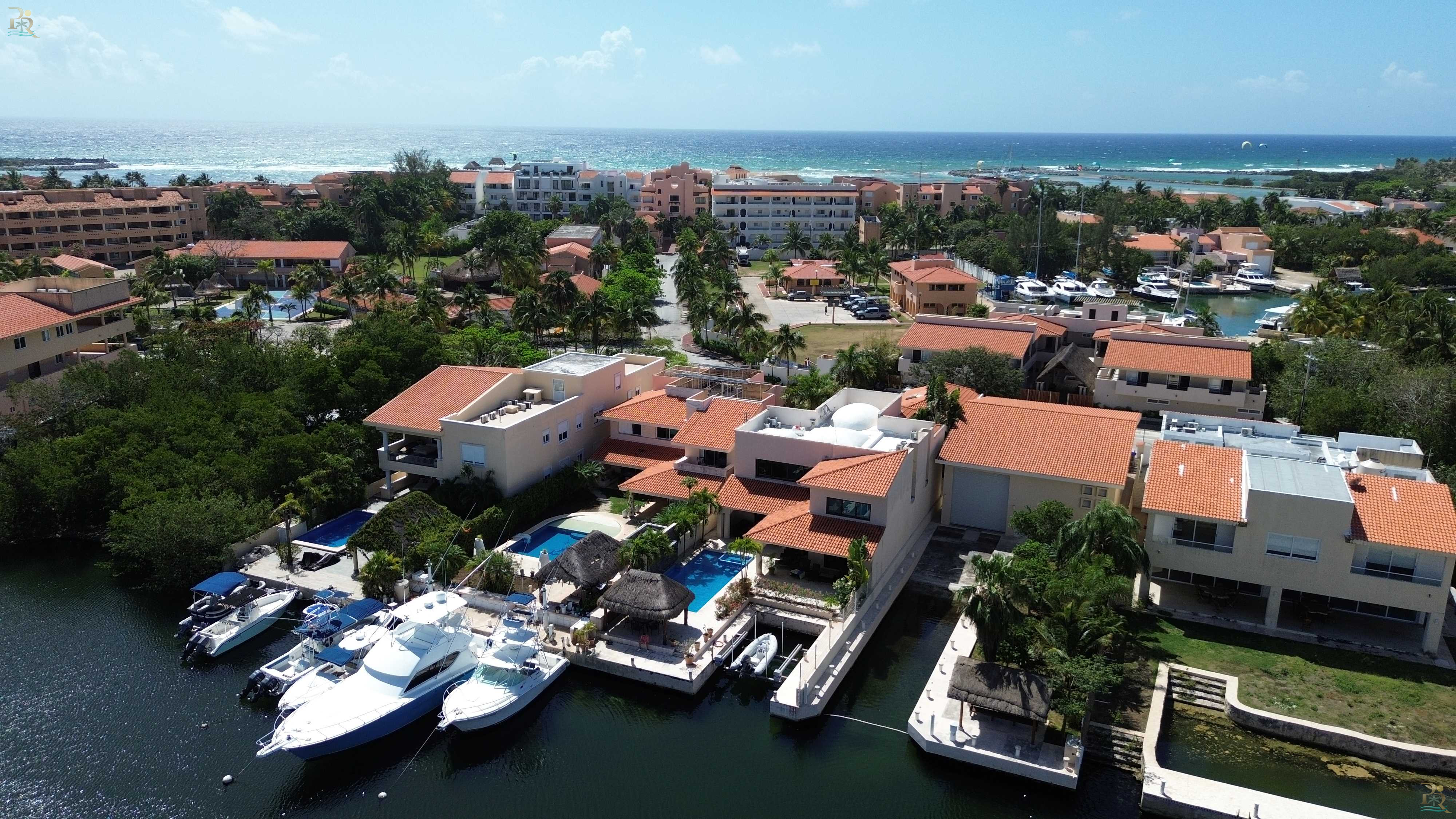 Property gallery "Waterfront Mansion with Private Dock & 5 Luxury Suites."